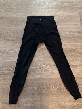 Lululemon leggings size 6 26” with mesh on back of legs